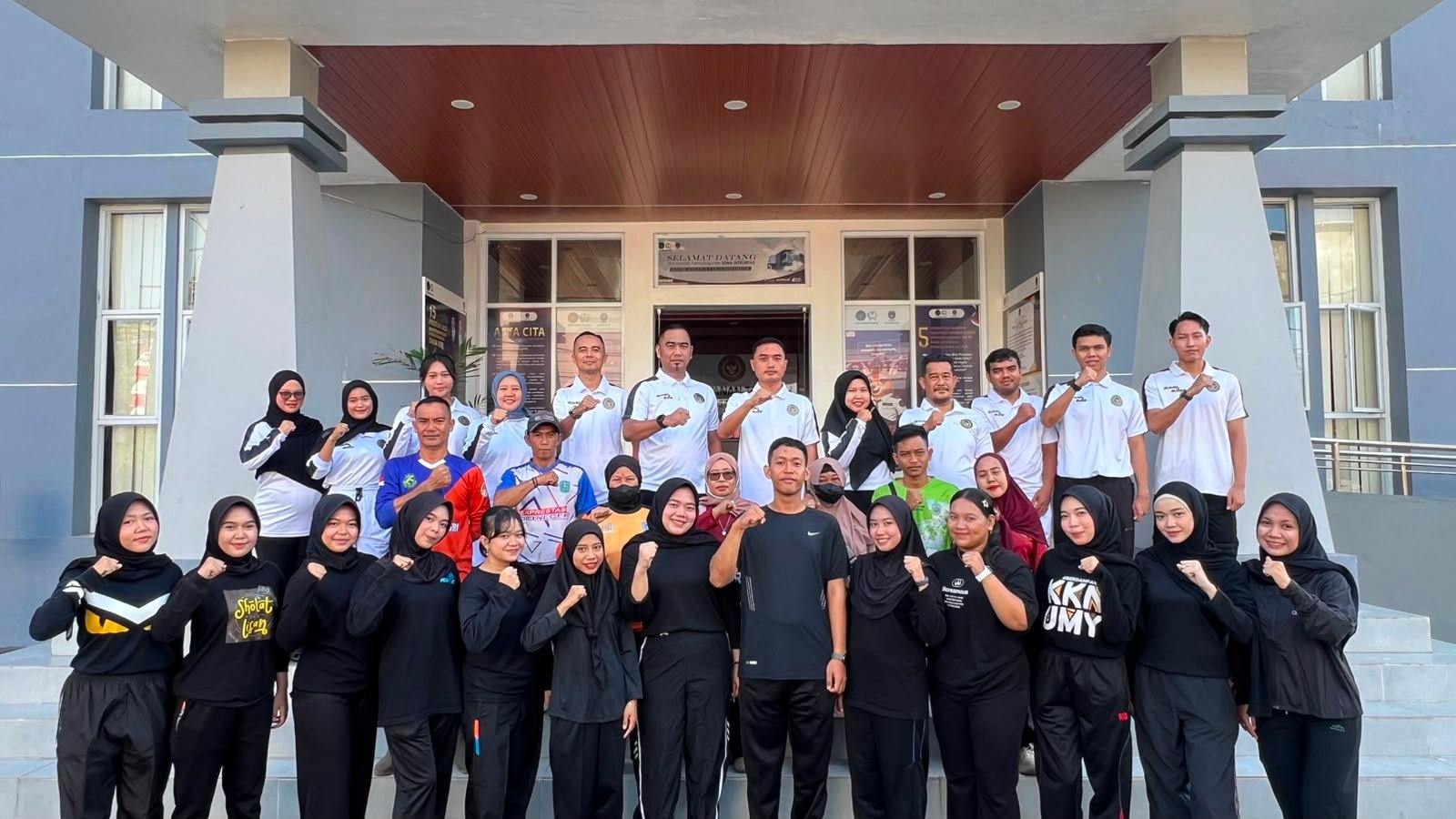 Sambut HUT ke-81 RI, Bapas Tanjungpandan dan DLH Bersihkan Makam dan Masjid